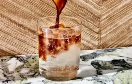 咖啡和酒聚在一起會發(fā)生什么？這十款咖啡雞尾酒，讓你的派對活力四射